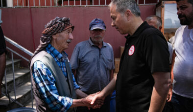 Bakan Yerlikaya, İzmir Ödemiş’te orman yangınından etkilenen mahalleleri ziyaret etti