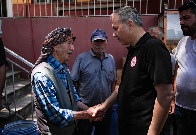 Bakan Yerlikaya, İzmir Ödemiş’te orman yangınından etkilenen mahalleleri ziyaret etti