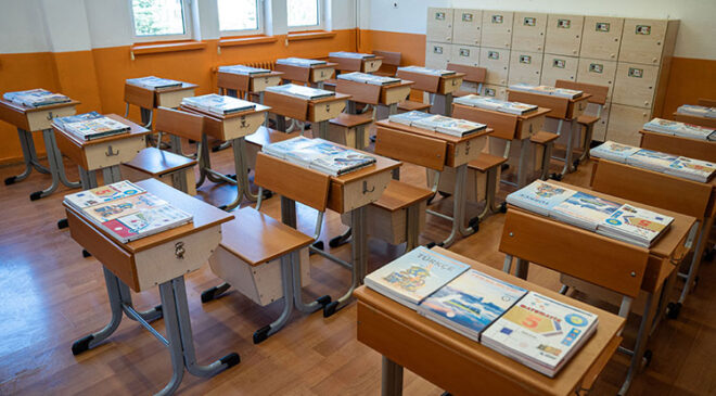 Ücretsiz dağıtılacak ders kitapları okul sıralarındaki yerini aldı