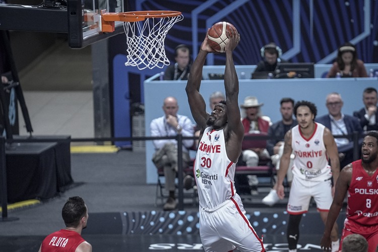 A Milli Basketbol Takımı, Avrupa Şampiyonası’nda 24 yıl sonra yarı finale yükseldi