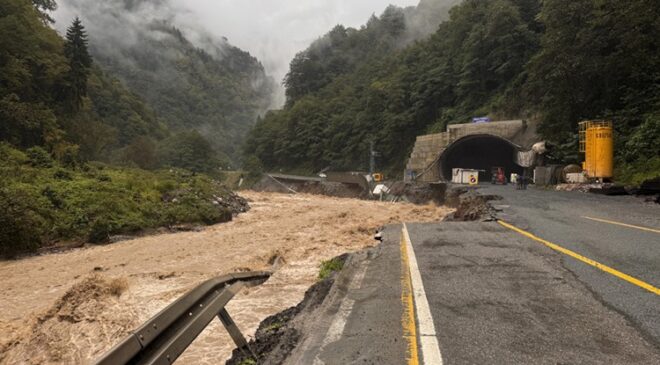 Şiddetli yağış Karadeniz’de sel ve heyelana neden oldu