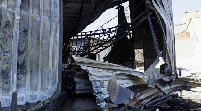 İzmir’de mobilya atıkları ve çöplerin bulunduğu alanda çıkan yangın iş yerine zarar verdi