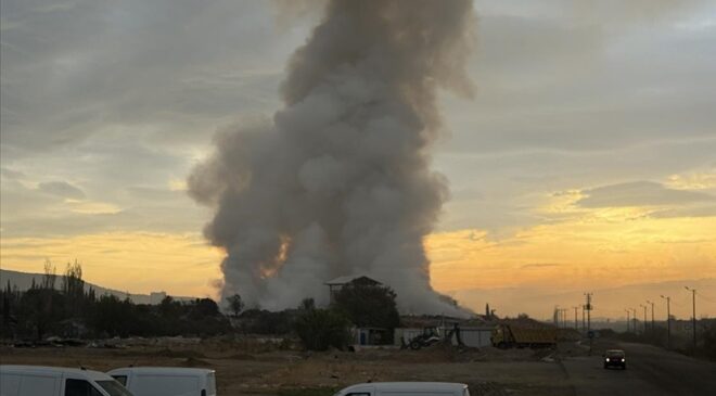 İzmir’de çöp aktarma noktasında çıkan yangın kontrol altına alındı