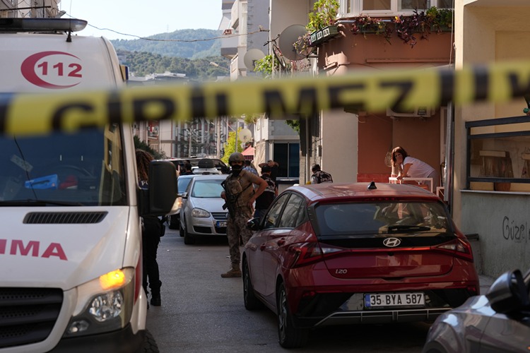İzmir’de polis merkezine silahlı saldırıda 2 polis şehit oldu, 2’si polis 3 kişi yaralandı