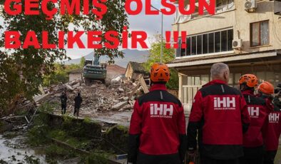 Balıkesir Sındırgı merkezli depremde yıkılan binaların enkazı kaldırılıyor