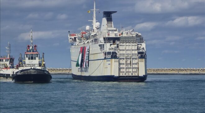 El-Ariş Limanı’na ulaşan 17. “İyilik Gemisi”nden yardım malzemelerinin indirilmesi sürüyor