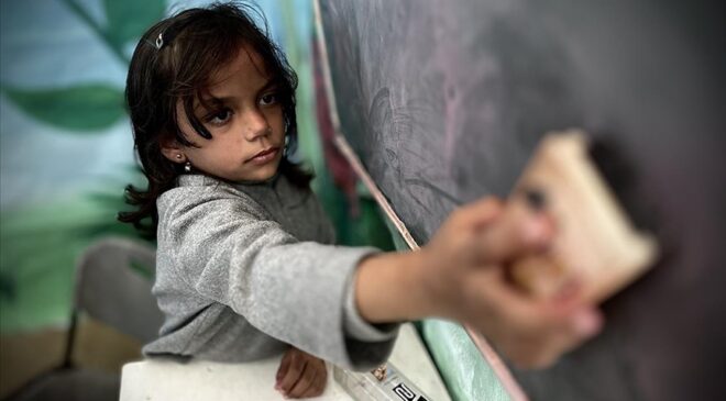 UNRWA: Gazze’de yaklaşık 300 bin öğrenci iki yıl aradan sonra eğitime yeniden başlıyor