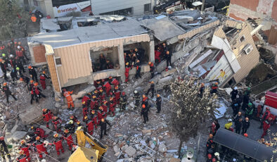 Kocaeli’de 7 katlı bina çöktü