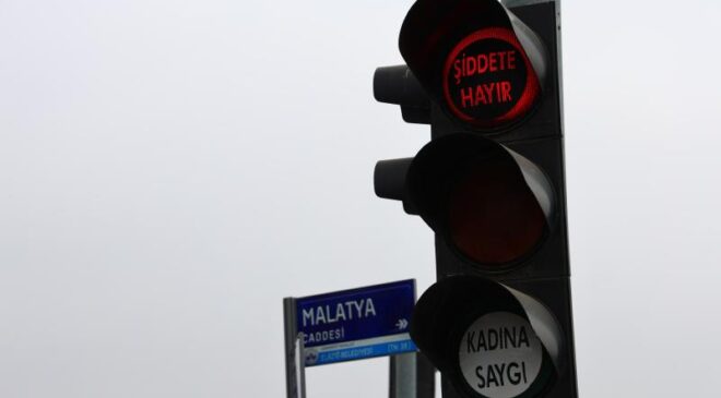 Elazığ’da trafik ışıklarında ‘şiddete hayır’ mesajı