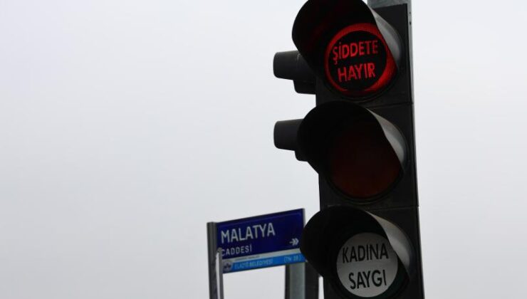 Elazığ’da trafik ışıklarında ‘şiddete hayır’ mesajı
