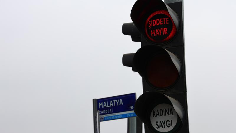 Elazığ’da trafik ışıklarında ‘şiddete hayır’ mesajı