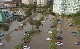 İzmir’de sağanak: Yollar çöktü, ev ve iş yerlerini su bastı