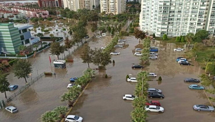 İzmir’de sağanak: Yollar çöktü, ev ve iş yerlerini su bastı