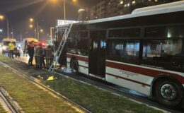 İzmir’de seyir halindeki belediye otobüsü yandı