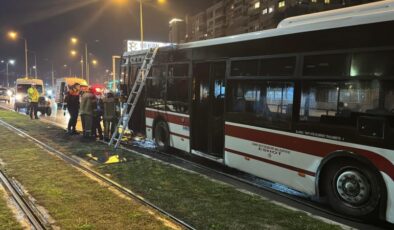 İzmir’de seyir halindeki belediye otobüsü yandı