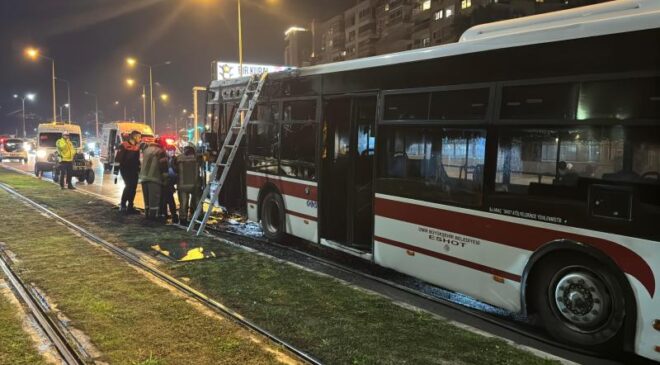 İzmir’de seyir halindeki belediye otobüsü yandı