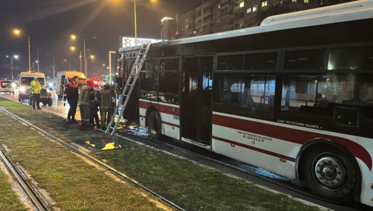 İzmir’de seyir halindeki belediye otobüsü yandı