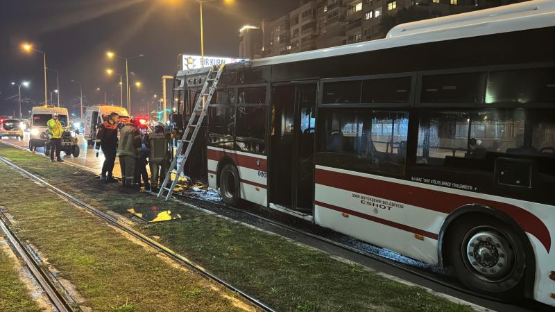 İzmir’de seyir halindeki belediye otobüsü yandı