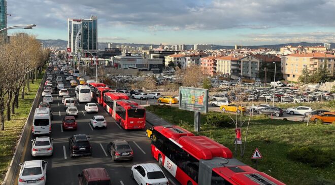 Başkentte yüzde 6,6’lık araç artışı trafiğe 22 dakikalık yük getirdi