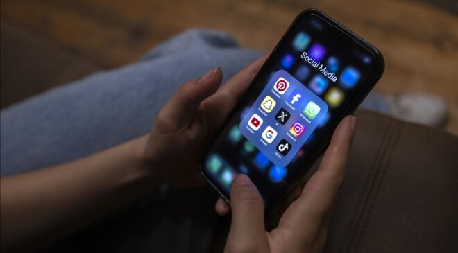 Avustralya sosyal medya kullanımına 16 yaş sınırı getiren yasayla dünyada bir ilke imza atıyor