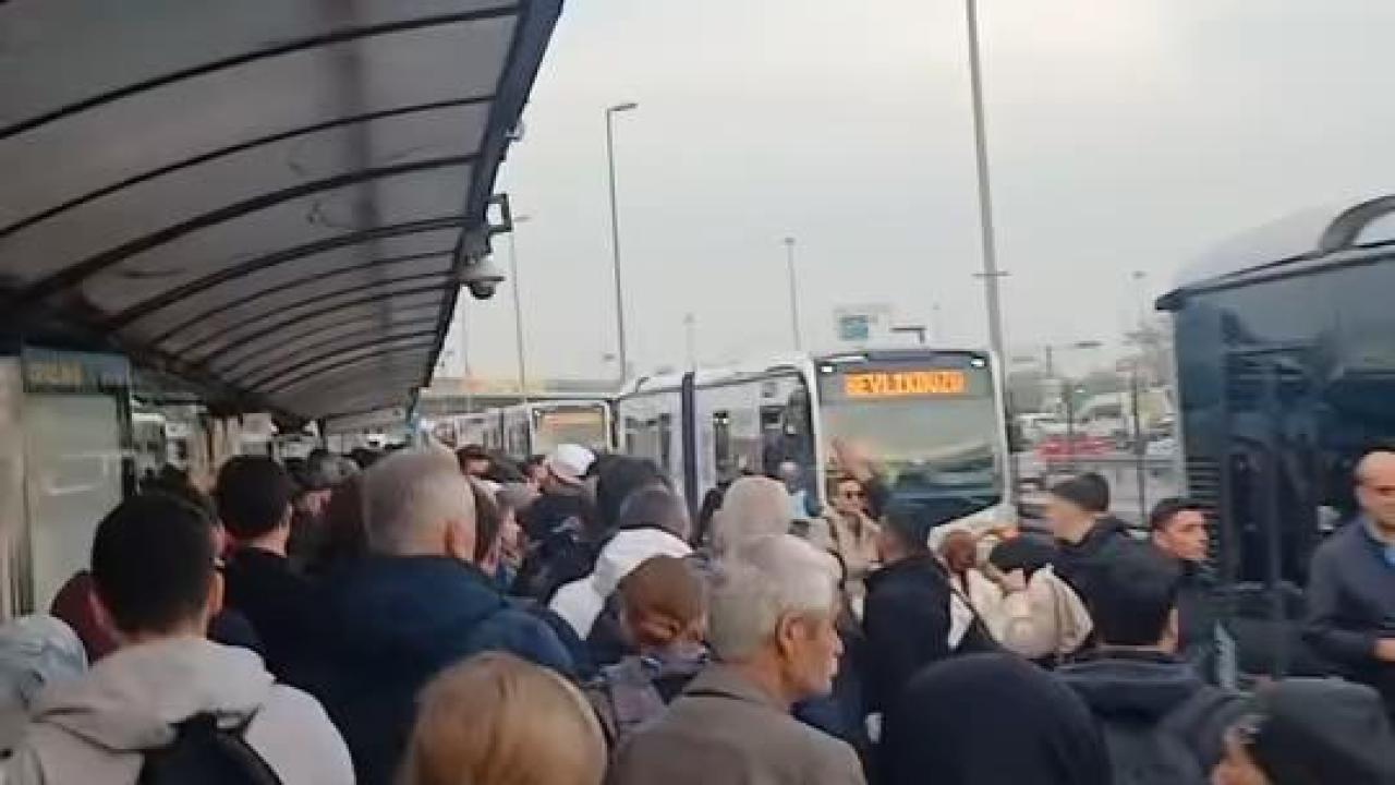 İstanbul’da durakta bayılan çocuk metrobüsün altında kaldı