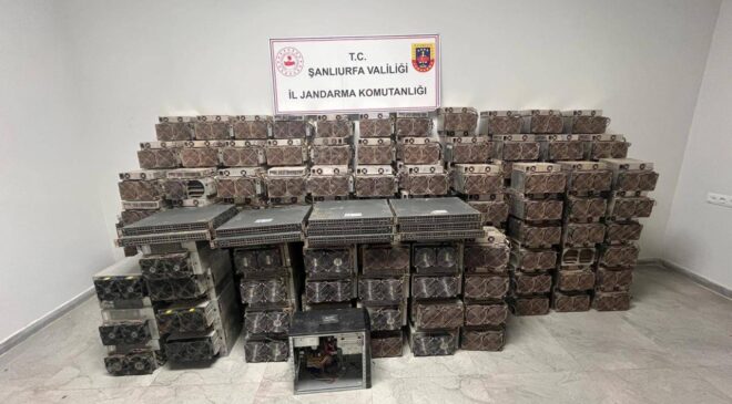 Ahır görünümlü tesiste kaçak elektrikle kripto para imal etmişler