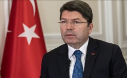Bakan Tunç: Bayrak indirme olayıyla ilgili Nusaybin Cumhuriyet Başsavcılığının kararıyla 14 kişi gözaltına alındı