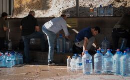 Ankara’da su kesintisinden etkilenen vatandaşlar çeşmelerden su temin ediyor