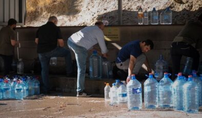 Ankara’da su kesintisinden etkilenen vatandaşlar çeşmelerden su temin ediyor