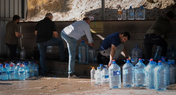 Ankara’da su kesintisinden etkilenen vatandaşlar çeşmelerden su temin ediyor