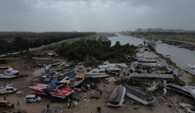 Antalya’yı hortum vurdu: Seralar büyük zarar gördü