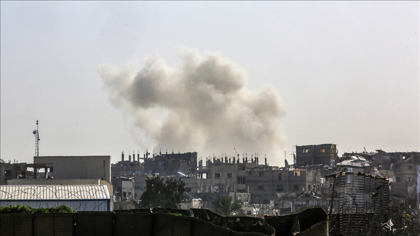 İsrail, Gazze’nin kuzey ve güneyine hava ve kara saldırılarına devam ediyor