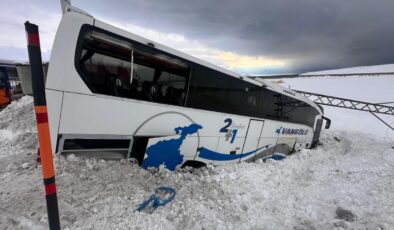 Van’da yolcu otobüsü kar küreme aracına çarptı