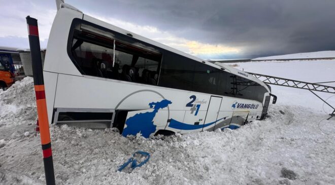Van’da yolcu otobüsü kar küreme aracına çarptı