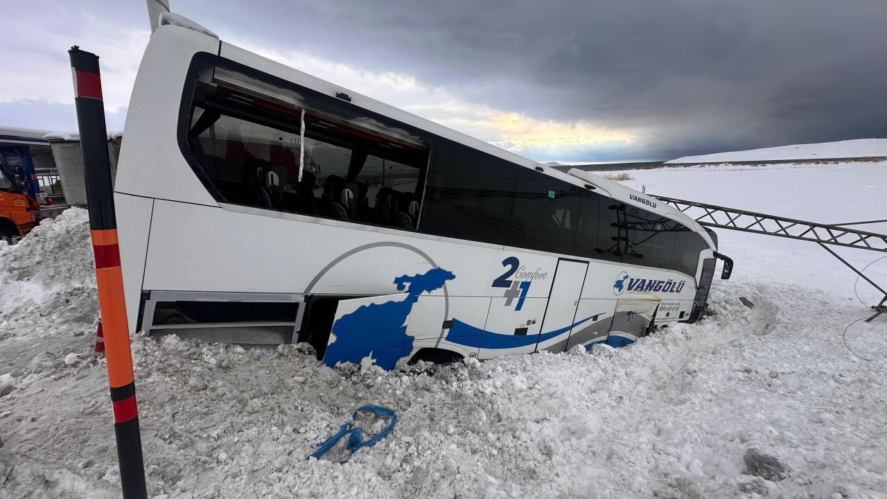 Van’da yolcu otobüsü kar küreme aracına çarptı