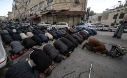 Filistinliler, bayram namazını İsrail’in kısıtlamaları nedeniyle kapatılan Mescid-i Aksa çevresinde kıldı