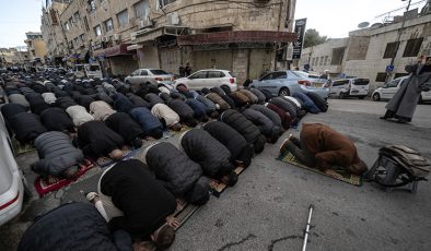 Filistinliler, bayram namazını İsrail’in kısıtlamaları nedeniyle kapatılan Mescid-i Aksa çevresinde kıldı