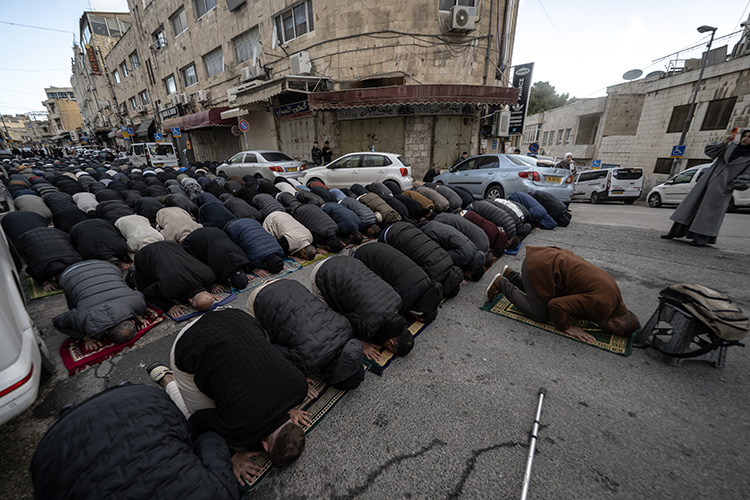 Filistinliler, bayram namazını İsrail’in kısıtlamaları nedeniyle kapatılan Mescid-i Aksa çevresinde kıldı