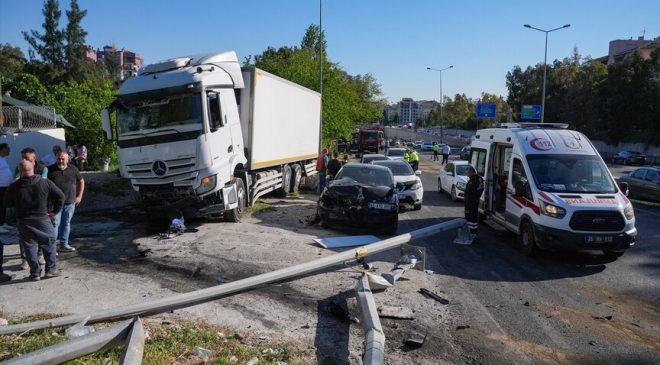 Gündem İzmir’de tırın 9 araca çarptığı kazada 3 kişi öldü, 4 kişi yaralandı