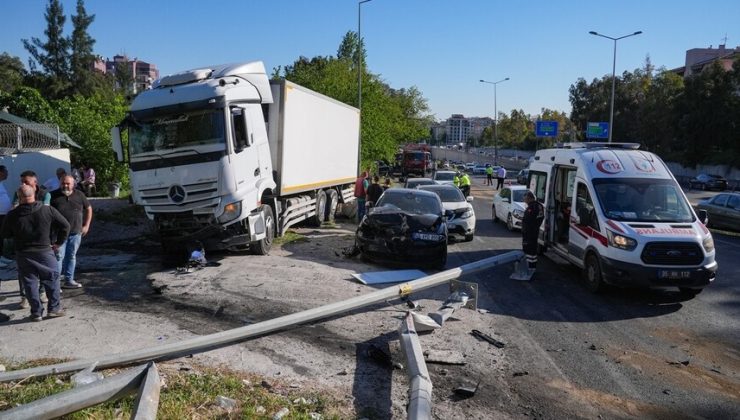 Gündem İzmir’de tırın 9 araca çarptığı kazada 3 kişi öldü, 4 kişi yaralandı