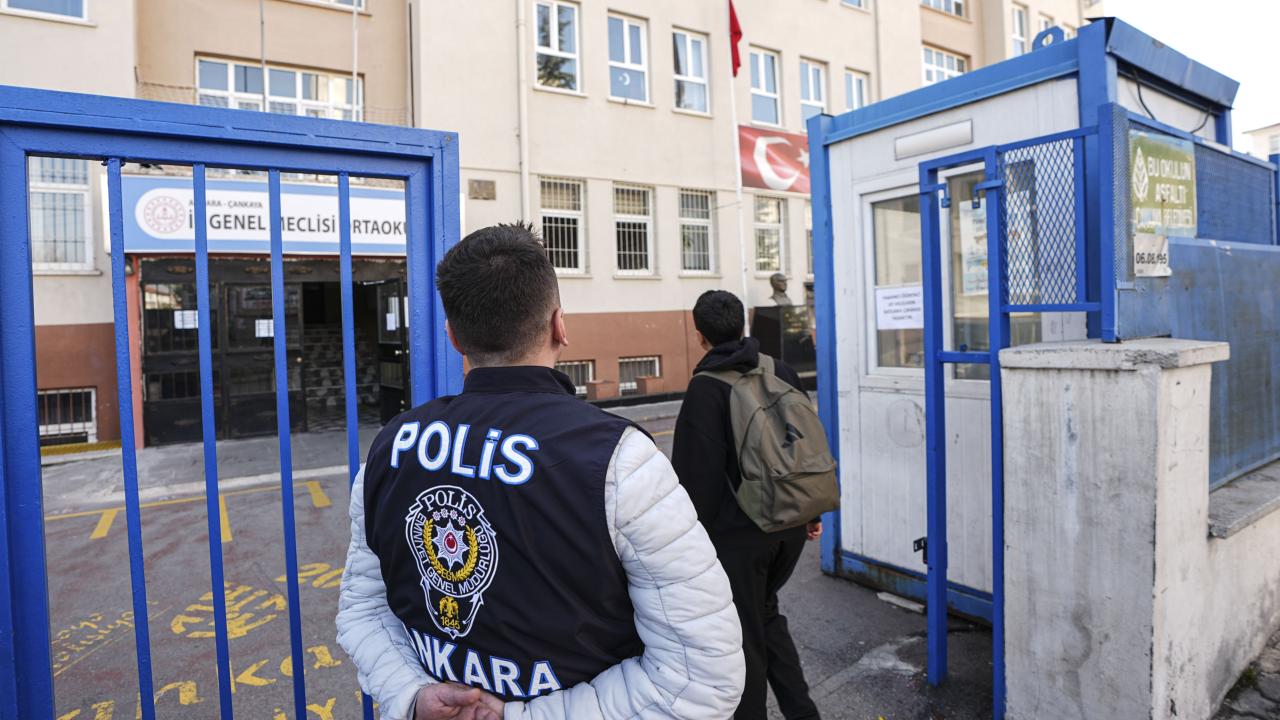 Okul giriş ve çıkış saatlerinde kolluk görünürlüğü artırılacak