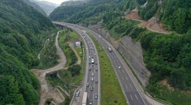 Yollarda bayram tatili hareketliliği başladı