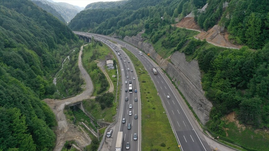 Yollarda bayram tatili hareketliliği başladı