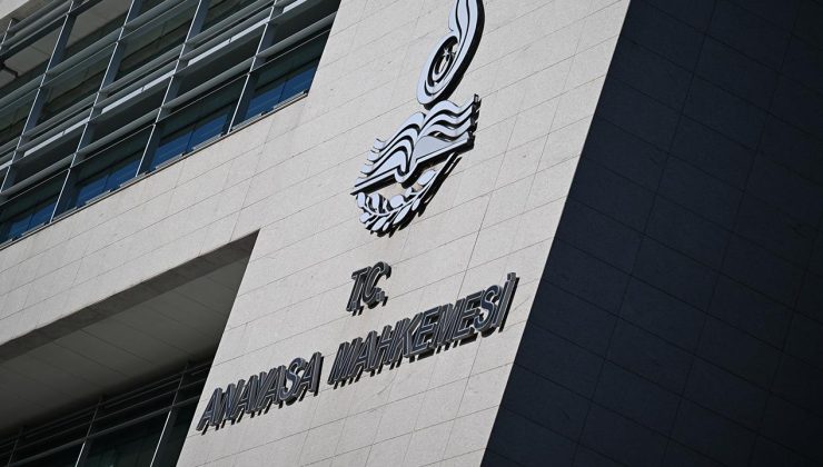 AYM, boşandığı eşiyle yaşayan eş ile çocuklarının aylıklarının kesilmesini uygun buldu