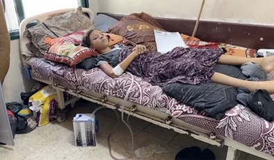 Gazze’de 10 yaşındaki kız çocuğu okulların açılmasını iple çekerken İsrail saldırısında yürüme yetisini kaybetti