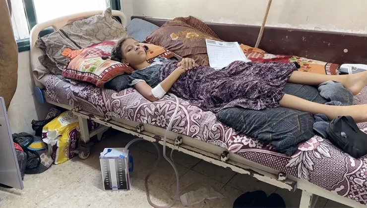 Gazze’de 10 yaşındaki kız çocuğu okulların açılmasını iple çekerken İsrail saldırısında yürüme yetisini kaybetti