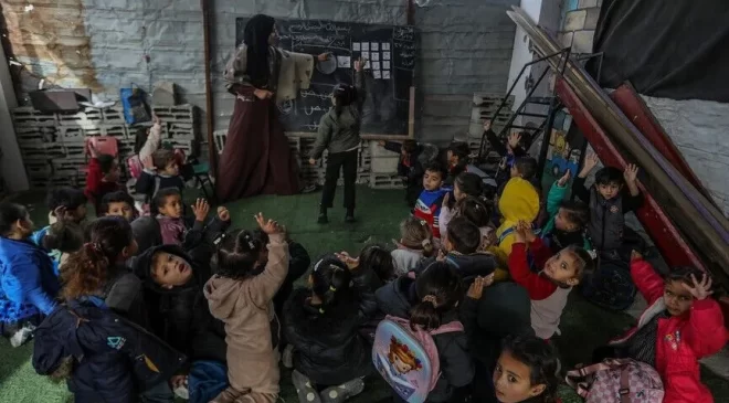 Gazzeli öğretmenlerden Dünya Öğretmenler Günü mesajı: Bu nesli ayağa kaldırmaya devam edeceğiz
