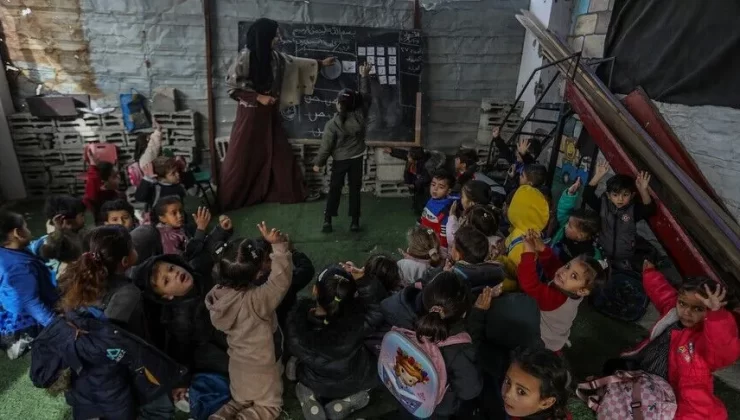 Gazzeli öğretmenlerden Dünya Öğretmenler Günü mesajı: Bu nesli ayağa kaldırmaya devam edeceğiz