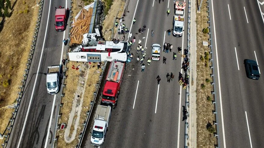 Manisa’da çekici ile tur otobüsü çarpıştı, 11 kişi hayatını kaybetti, 27 kişi yaralandı